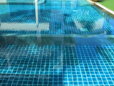 Mavi suyla yüzme havuzu