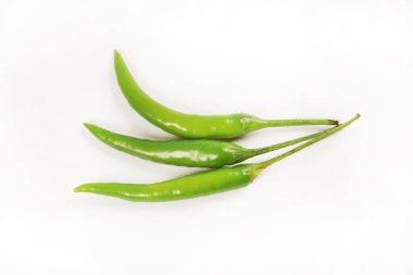 Beyaz arkaplanda yeşil biber izole edilmiş.