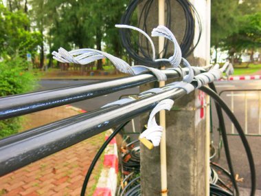 Caddedeki elektrik kablolarını kapat