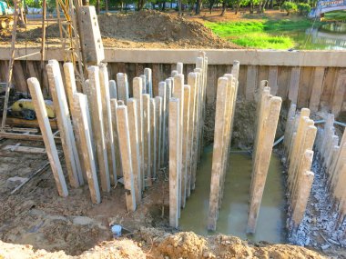 Yeni inşaat alanında metal yapılar