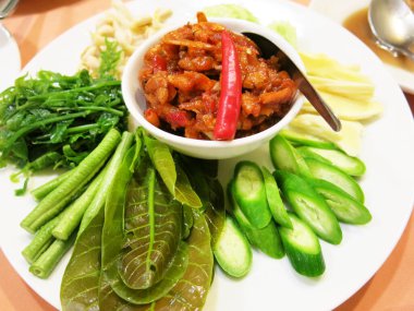 Tayland yemeği, ızgara sebze salatası.