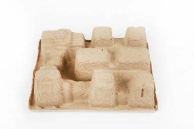 Beyaz arkaplanda karton kutunun yakın plan görüntüsü 