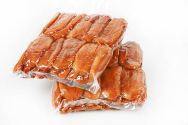 Beyaz arka planda nefis tütsülenmiş Asya yemekleri.