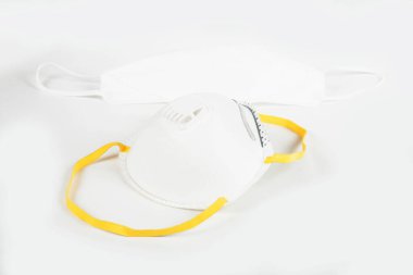 Beyaz arkaplanda koruyucu maske
