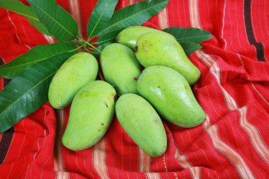 Taze mango meyveleri, yakın görüş.