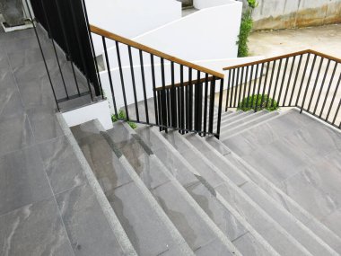 Merdivenleri ve parmaklıkları olan modern mimari