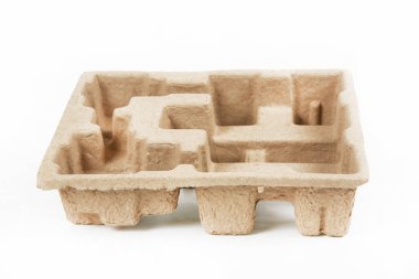 Beyaz arkaplanda karton kutunun yakın plan görüntüsü 