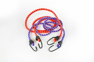 Beyaz arkaplana tırmanmak için ipler.