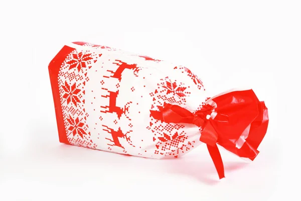 Vánoční Dárková Krabice Červenou Stuhou Izolované Bílém Pozadí — Stock fotografie