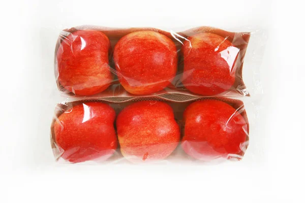 鲜红色成熟苹果包装特写镜头 — 图库照片