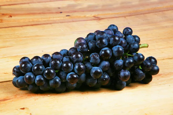 Uvas Maduras Frescas Fundo Madeira — Fotografia de Stock