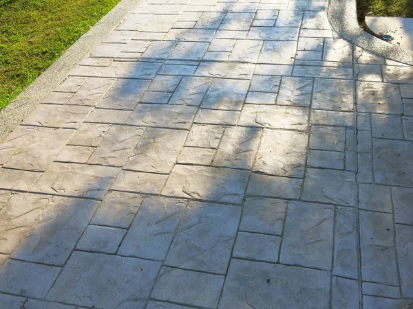 Işıklı eski taş kaldırım.