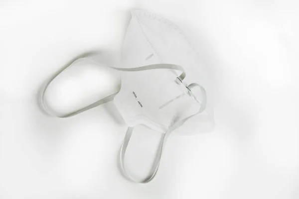 白い背景の医療用マスクのクローズアップ — ストック写真