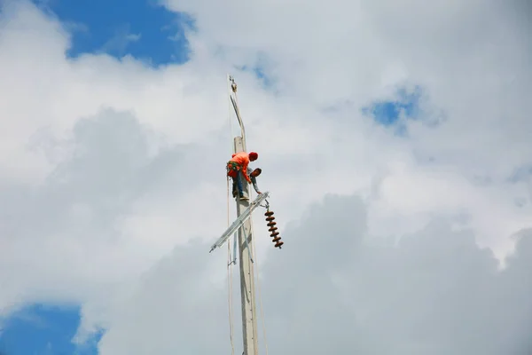 Construction Worker Electricity Pole Blue Sky Background — Photo
