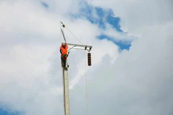 Construction Worker Electricity Pole Blue Sky Background — Photo