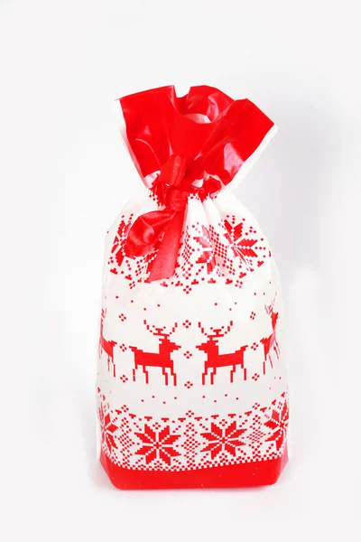 Caixa Presente Natal Com Fita Vermelha Isolada Fundo Branco — Fotografia de Stock