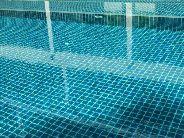 游泳池 有水和阳光反射 — 图库照片