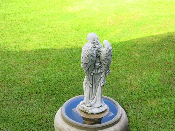 Sculpture White Angel Green Lawn — Stockfoto