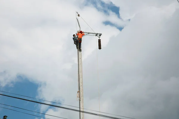 Construction Worker Electricity Pole Blue Sky Background — Photo