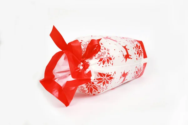 Vánoční Dárková Krabice Červenou Stuhou Izolované Bílém Pozadí — Stock fotografie