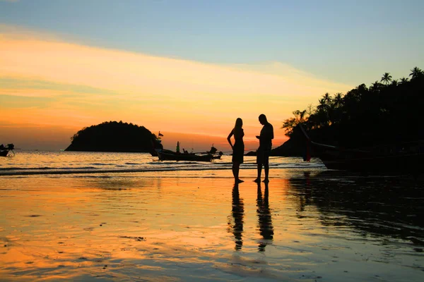 Silhouettes People Beach Sunset — Stockfoto