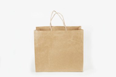 Beyaz arka planda bir alışveriş çantası.