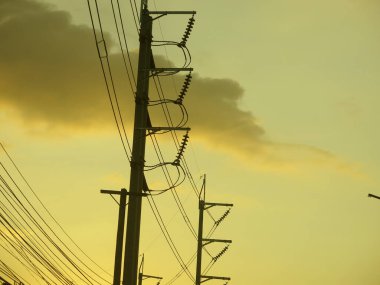yüksek voltajlı elektrik hatları ve gökyüzü