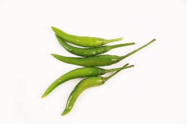 Beyaz arkaplanda yeşil biber izole edilmiş.. 