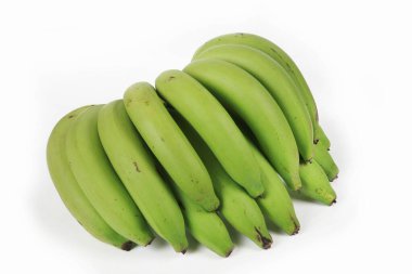 Beyaz arka planda taze yeşil muzlar