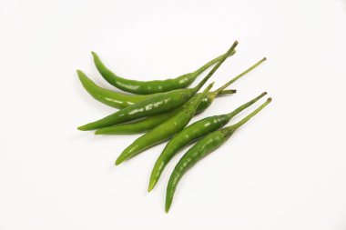 Beyaz arkaplanda yeşil biber izole edilmiş.. 