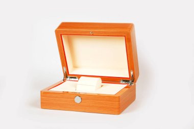 Beyaz arkaplanda ahşap göğsün yakın plan görüntüsü