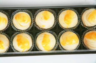 Beyaz arka planda lezzetli Asya yemeklerini kapatın.