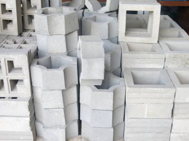 Beyaz arkaplanda beton bloklar yığını