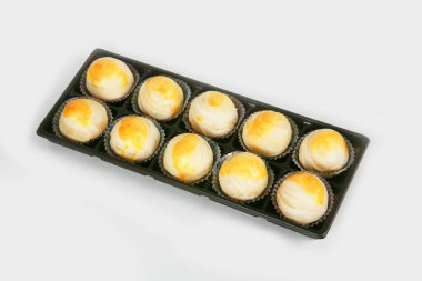 Beyaz arka planda lezzetli Asya yemeklerini kapatın.