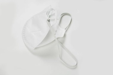 Beyaz arkaplanda tıbbi maskenin yakın plan görüntüsü