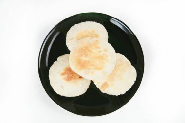 Beyaz arka planda bir yığın lezzetli krep. 