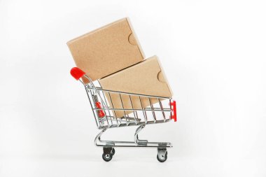 Beyaz arka planda kutuları olan alışveriş arabaları 