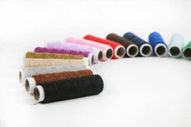 Beyaz arka plan üzerinde renkli dikiş ipliği 