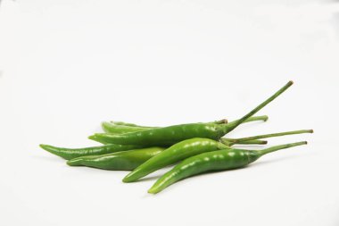 Beyaz arkaplanda yeşil biber izole edilmiş.. 