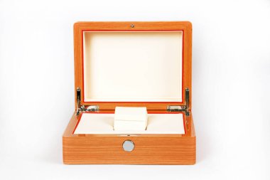 Beyaz arkaplanda ahşap göğsün yakın plan görüntüsü