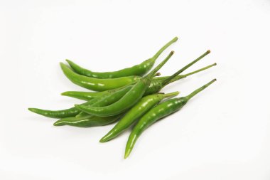 Beyaz arkaplanda yeşil biber izole edilmiş.. 