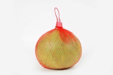 Beyaz arka planda taze olgun meyve