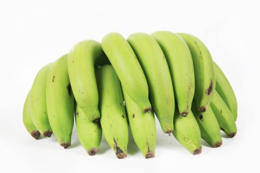 Beyaz arka planda taze yeşil muzlar