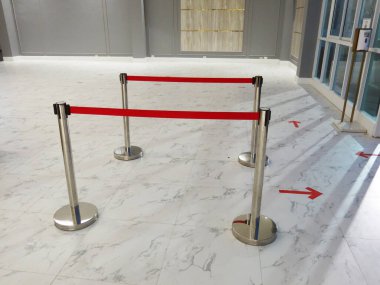 Modern bir binanın içinde. 