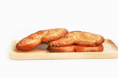 Beyaz arka planda taze pişmiş tatlı çörekler. 