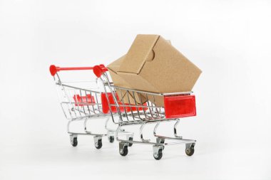 Beyaz arka planda kutuları olan alışveriş arabaları 