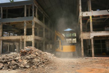 Şehirdeki terk edilmiş eski bina. 