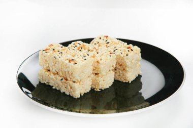 Beyaz arka planda pirinçli lezzetli taze yemek. 