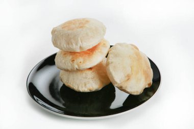 Beyaz arka planda bir yığın lezzetli krep.  