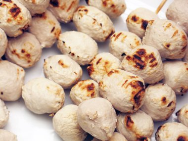 Tahtada ev yapımı kızarmış yemek..